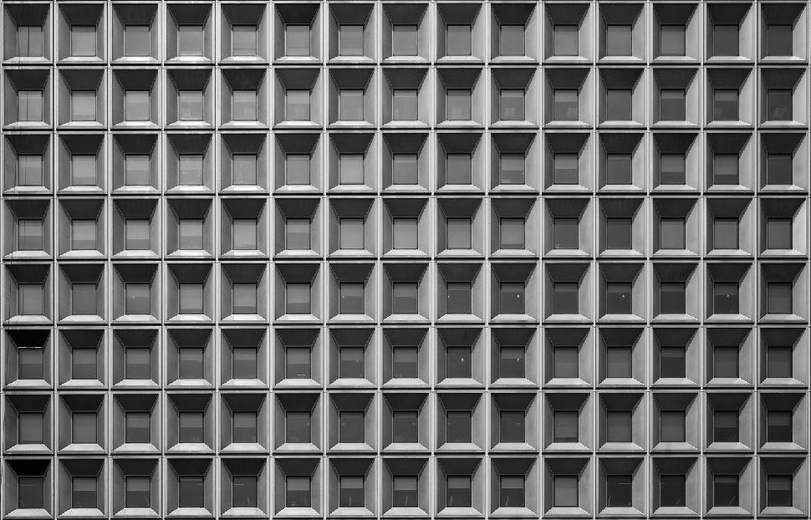 Fachada de arquitectura modular en blanco y negro