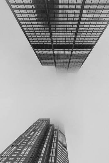 Edificios altos vistos desde abajo en blanco y negro