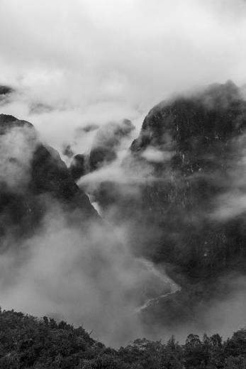 Montañas entre nubes en blanco y negro