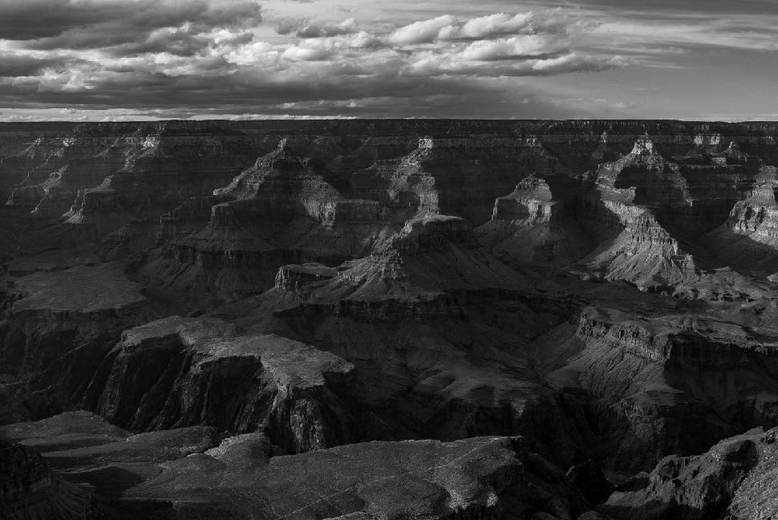 Cañón de roca en blanco y negro