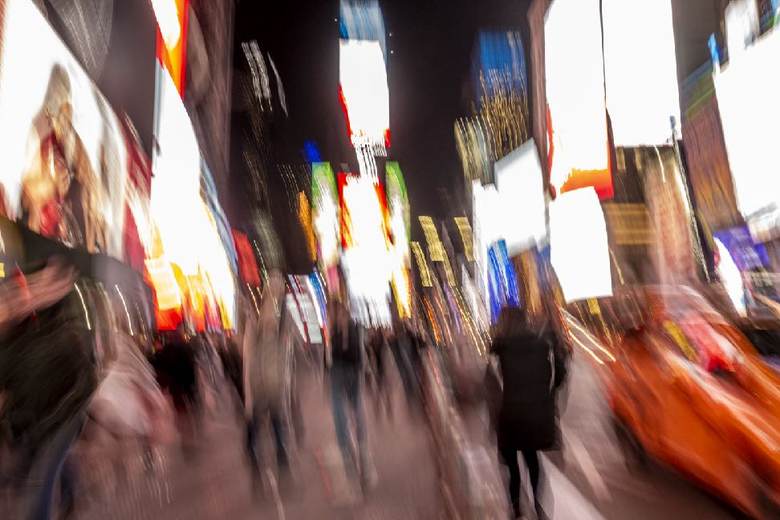 Escena urbana en movimiento con luces y peatones