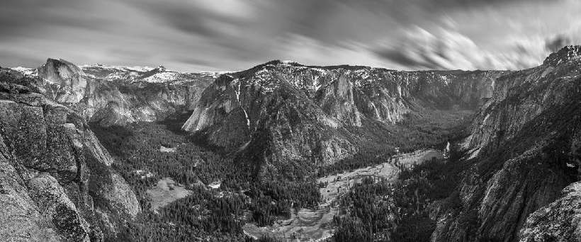 Cordillera y valle en blanco y negro