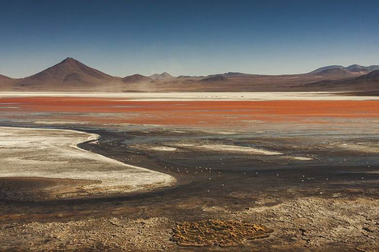 Paisaje de altiplano con laguna y montañas
